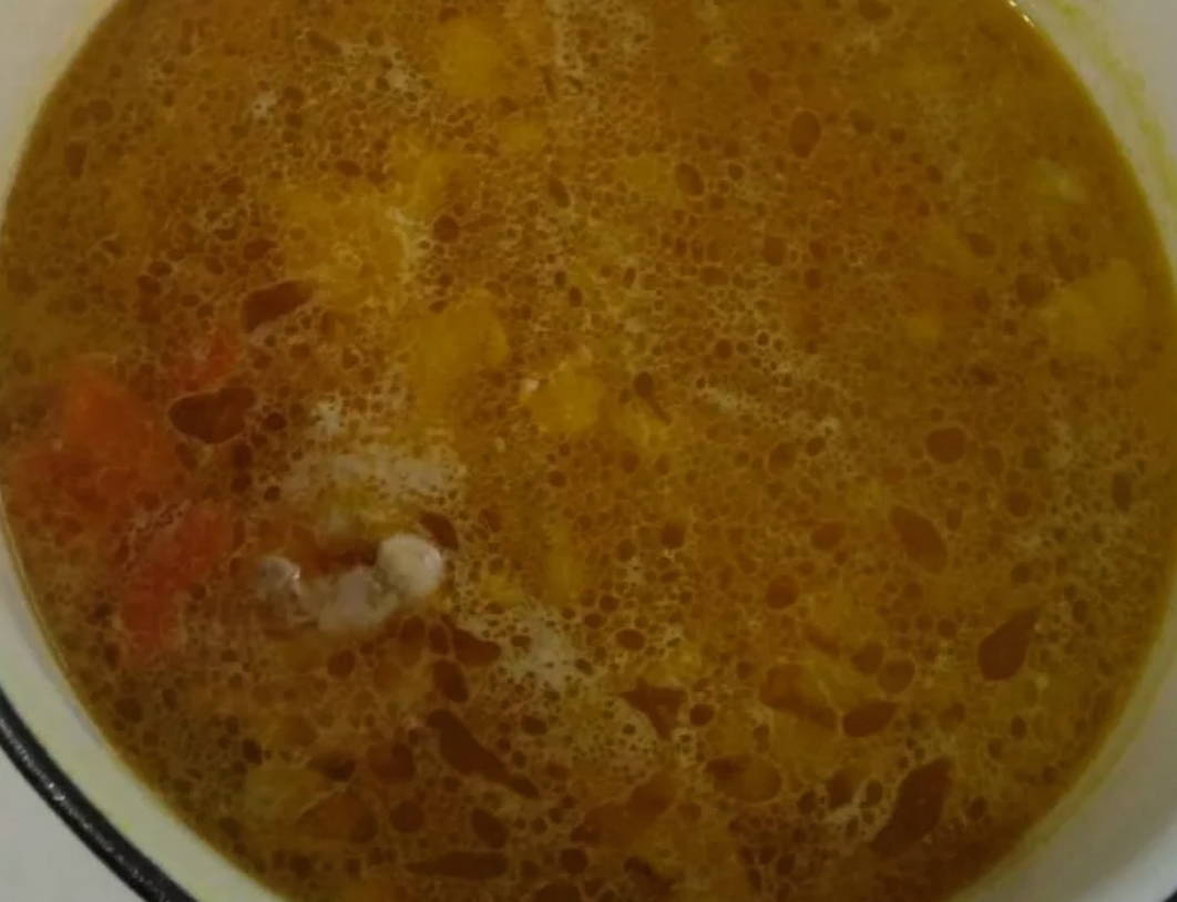 Суп с зеленым консервированным горошком, курицей и яйцом