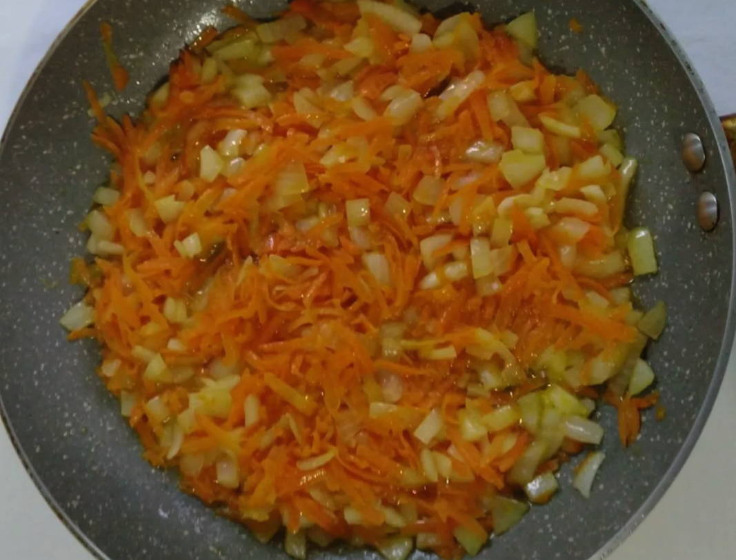Суп с зеленым консервированным горошком, курицей и яйцом
