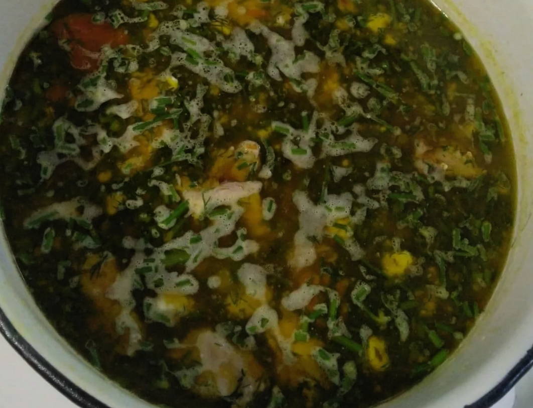 Суп с зеленым консервированным горошком, курицей и яйцом