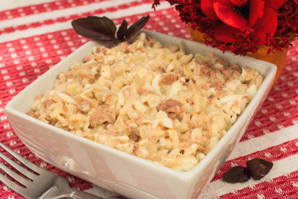 Салат из печени трески с рисом