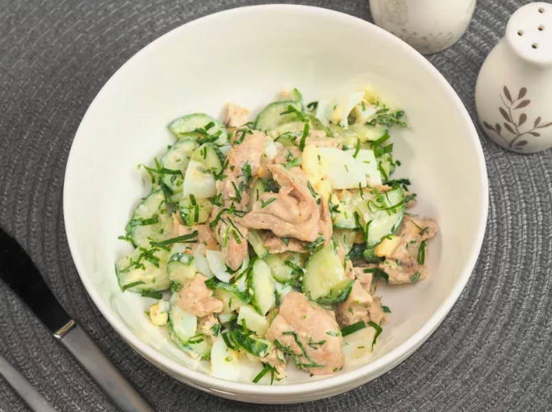 Салат из печени трески с огурцом