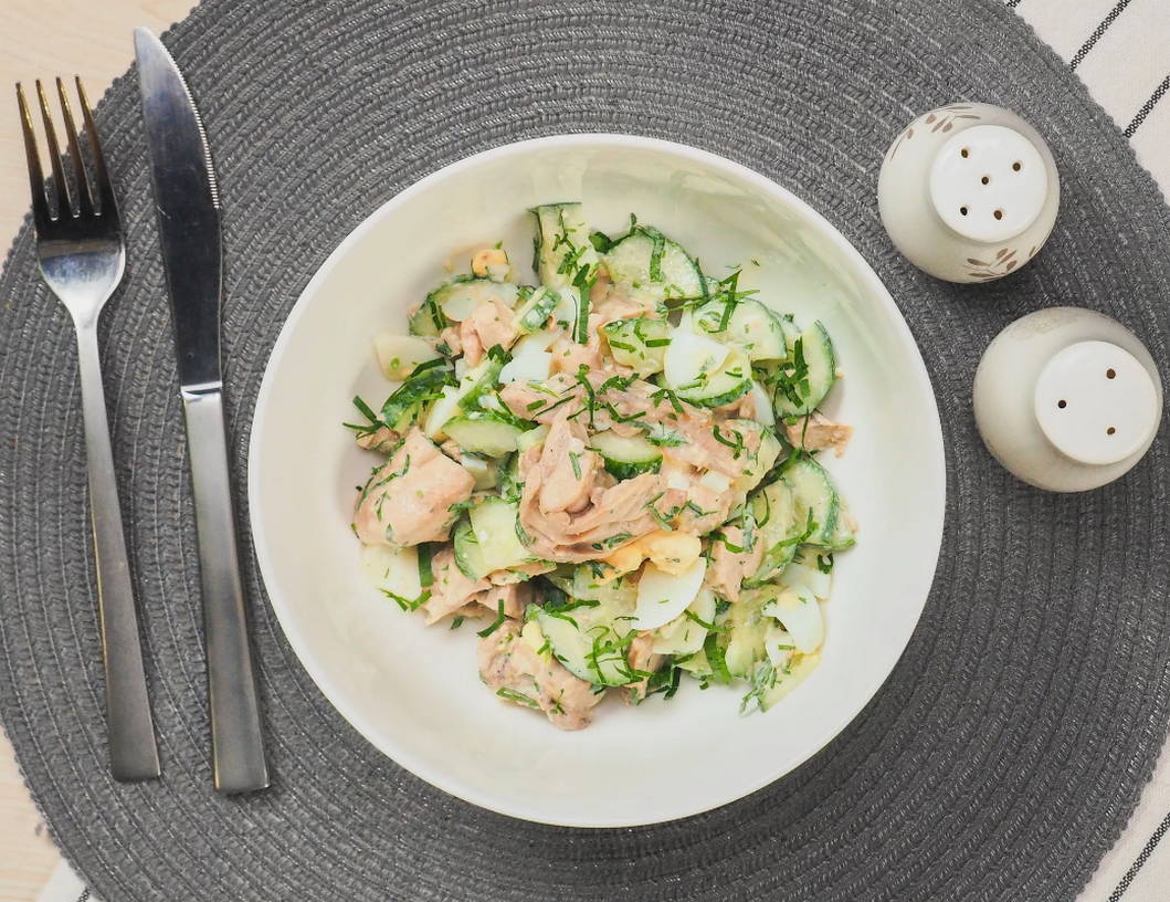 Салат из печени трески с огурцом