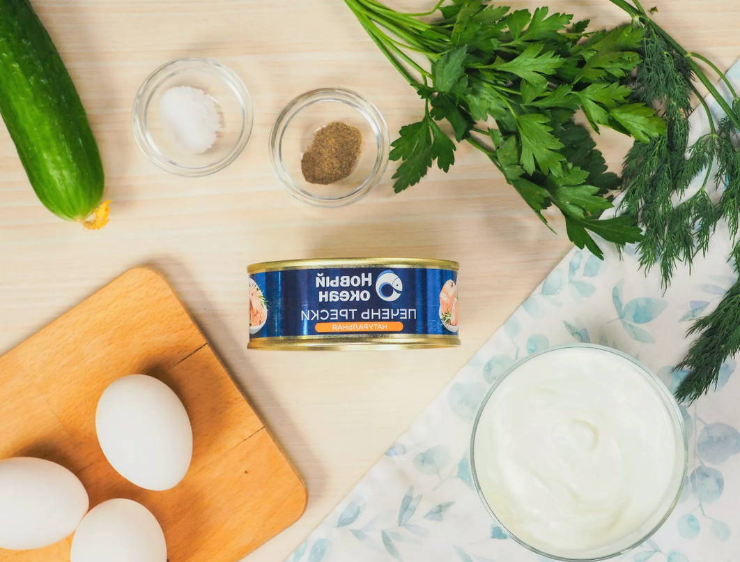 Салат из печени трески с огурцом