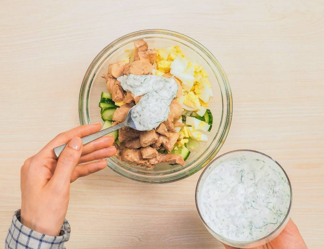 Салат из печени трески с огурцом