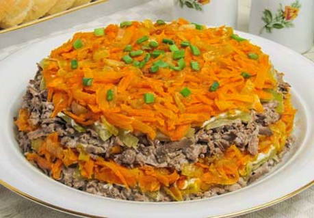 Салат из свиной печени с морковью, луком и соленым огурцом