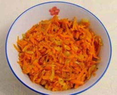 Салат из свиной печени с морковью, луком и соленым огурцом