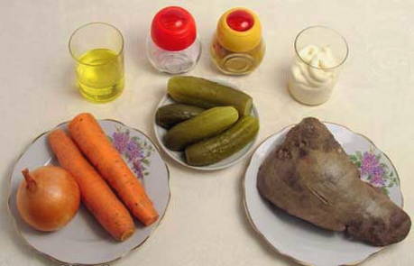 Салат из свиной печени с морковью, луком и соленым огурцом