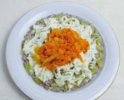 Салат из свиной печени с морковью, луком и соленым огурцом