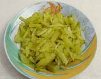Салат из свиной печени с морковью, луком и соленым огурцом