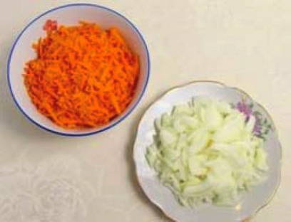 Салат из свиной печени с морковью, луком и соленым огурцом