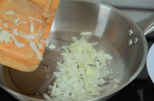 Салат из печени с фасолью, морковью и луком