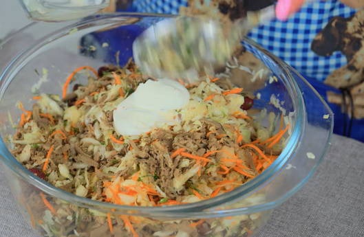 Салат из печени с фасолью, морковью и луком