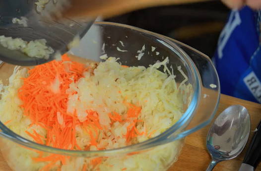 Салат из печени с фасолью, морковью и луком