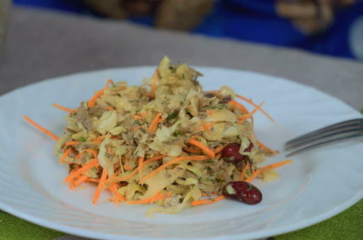 Салат из печени с фасолью, морковью и луком