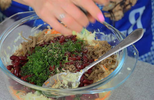 Салат из печени с фасолью, морковью и луком