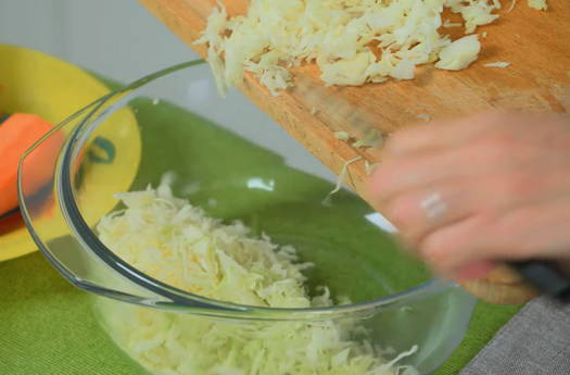 Салат из печени с фасолью, морковью и луком