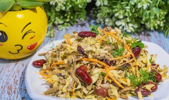 Салат из печени с фасолью, морковью и луком