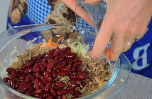 Салат из печени с фасолью, морковью и луком