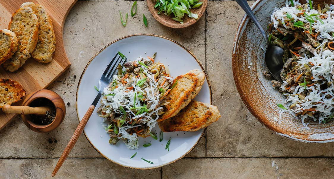 Салат из куриной печени с солеными огурцами, жареной морковью, луком и яйцом