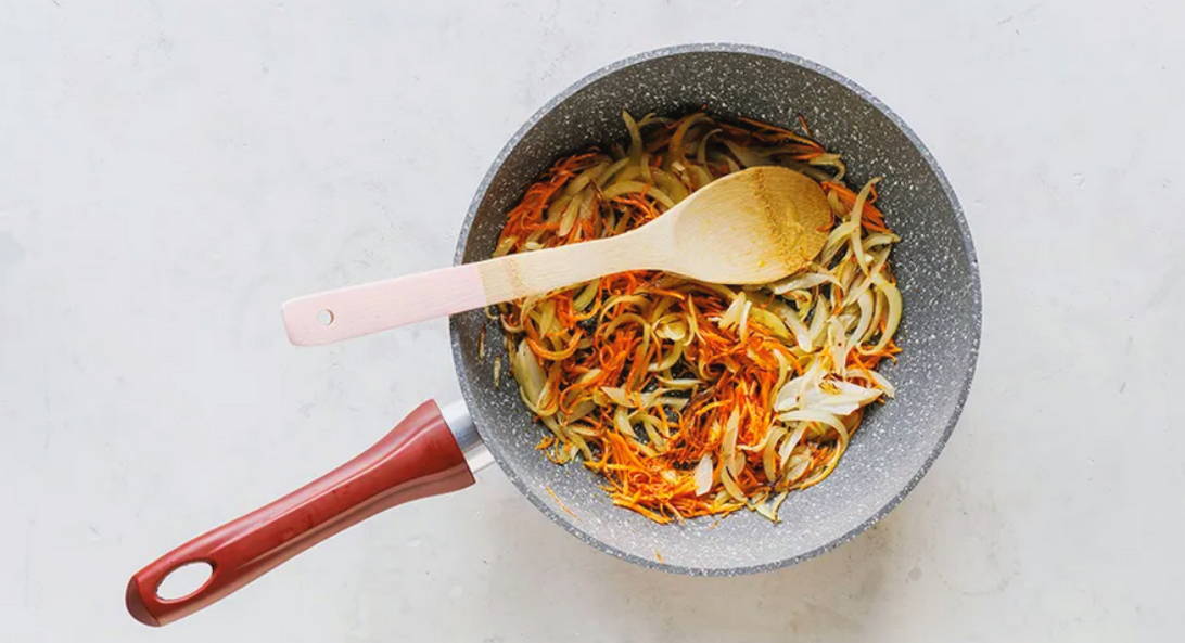 Салат из куриной печени с солеными огурцами, жареной морковью, луком и яйцом