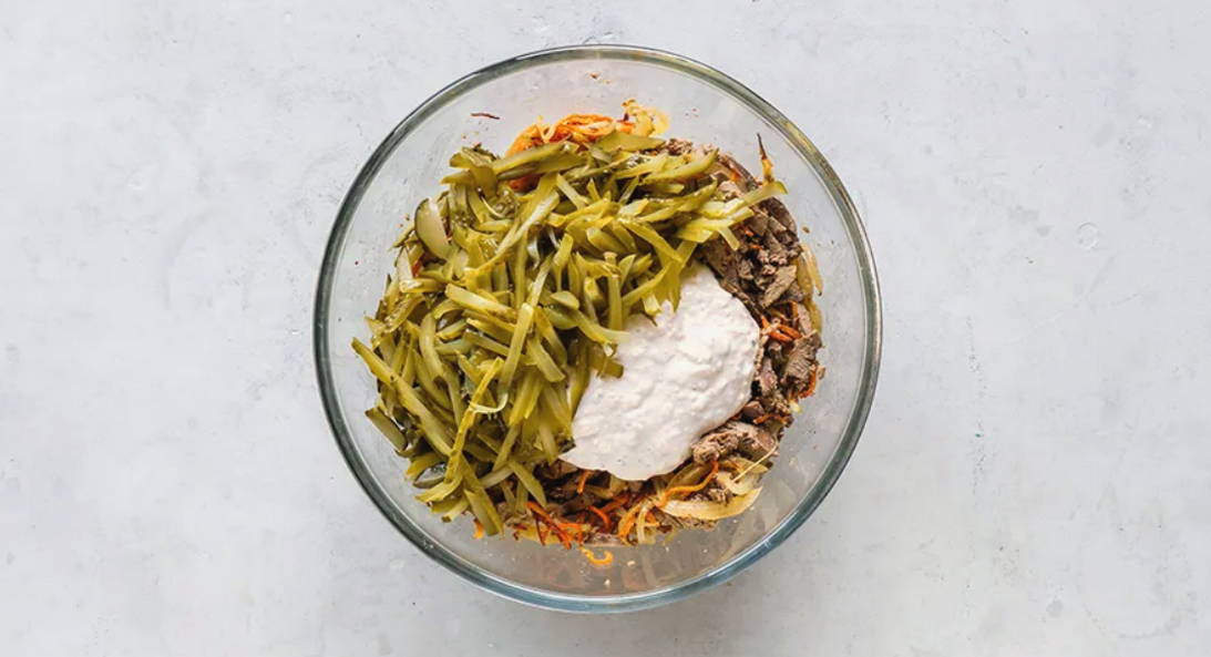 Салат из куриной печени с солеными огурцами, жареной морковью, луком и яйцом