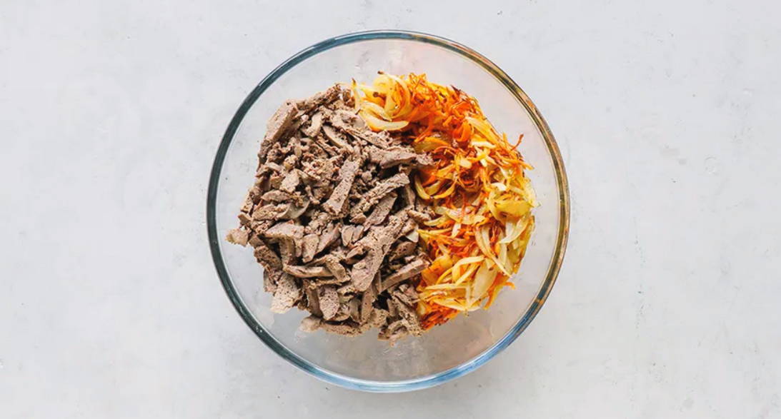 Салат из куриной печени с солеными огурцами, жареной морковью, луком и яйцом