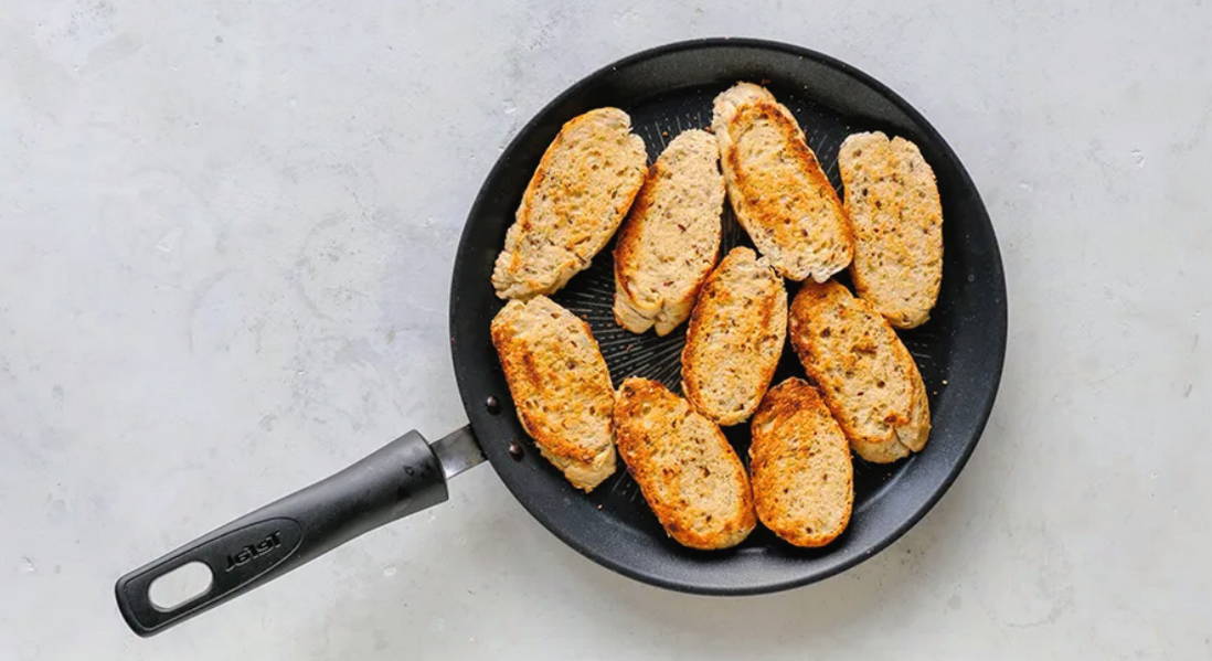 Салат из куриной печени с солеными огурцами, жареной морковью, луком и яйцом