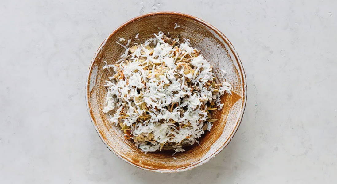 Салат из куриной печени с солеными огурцами, жареной морковью, луком и яйцом