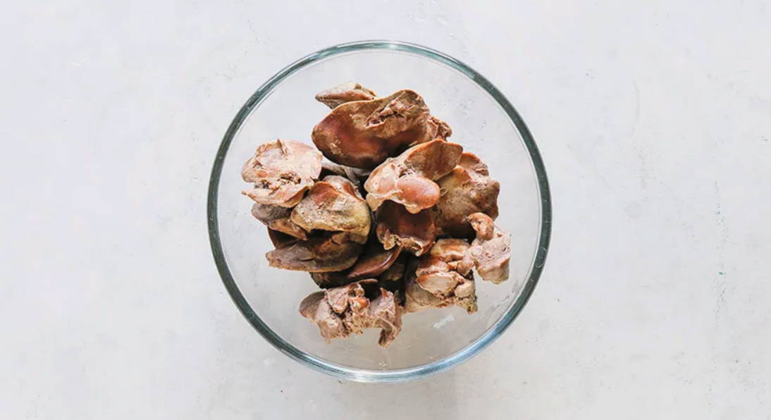 Салат из куриной печени с солеными огурцами, жареной морковью, луком и яйцом
