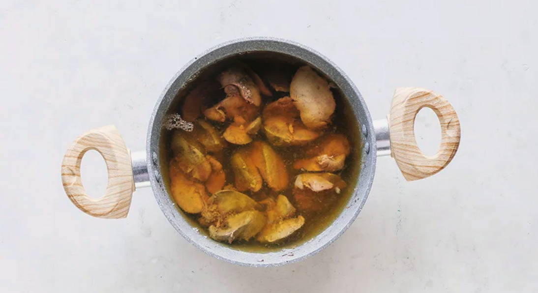 Салат из куриной печени с солеными огурцами, жареной морковью, луком и яйцом