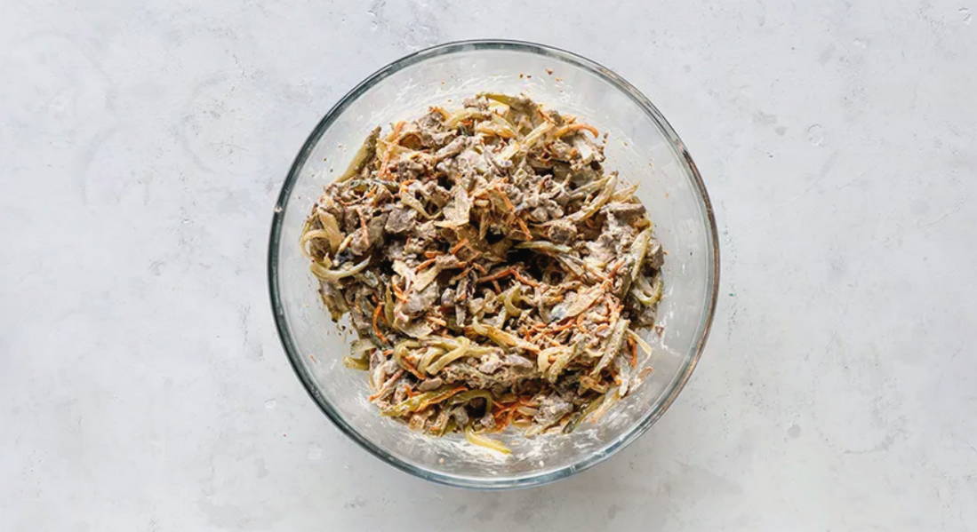 Салат из куриной печени с солеными огурцами, жареной морковью, луком и яйцом
