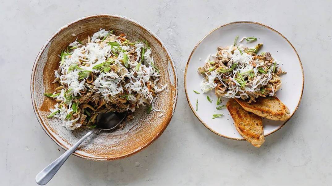 Салат из куриной печени с солеными огурцами, жареной морковью, луком и яйцом