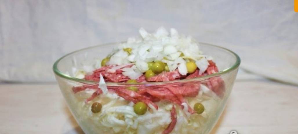 Салат «Днестр» с капустой и колбасой