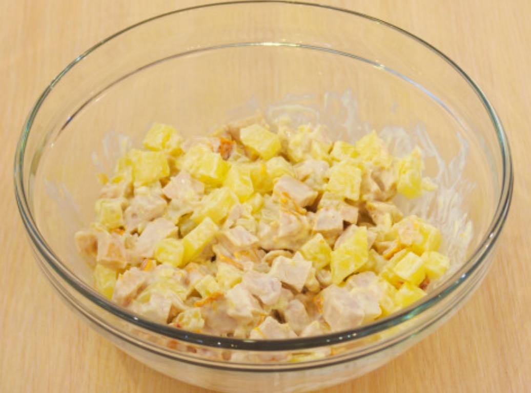 Салат «Елена» с курицей и ананасами
