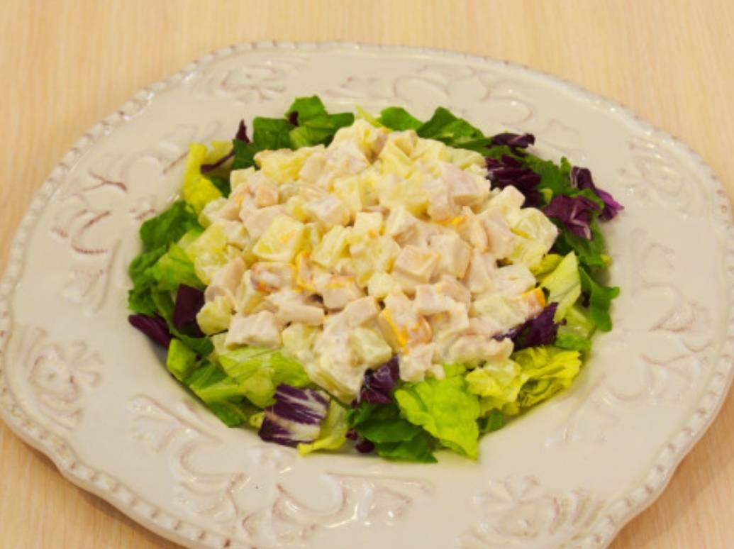 Салат «Елена» с курицей и ананасами