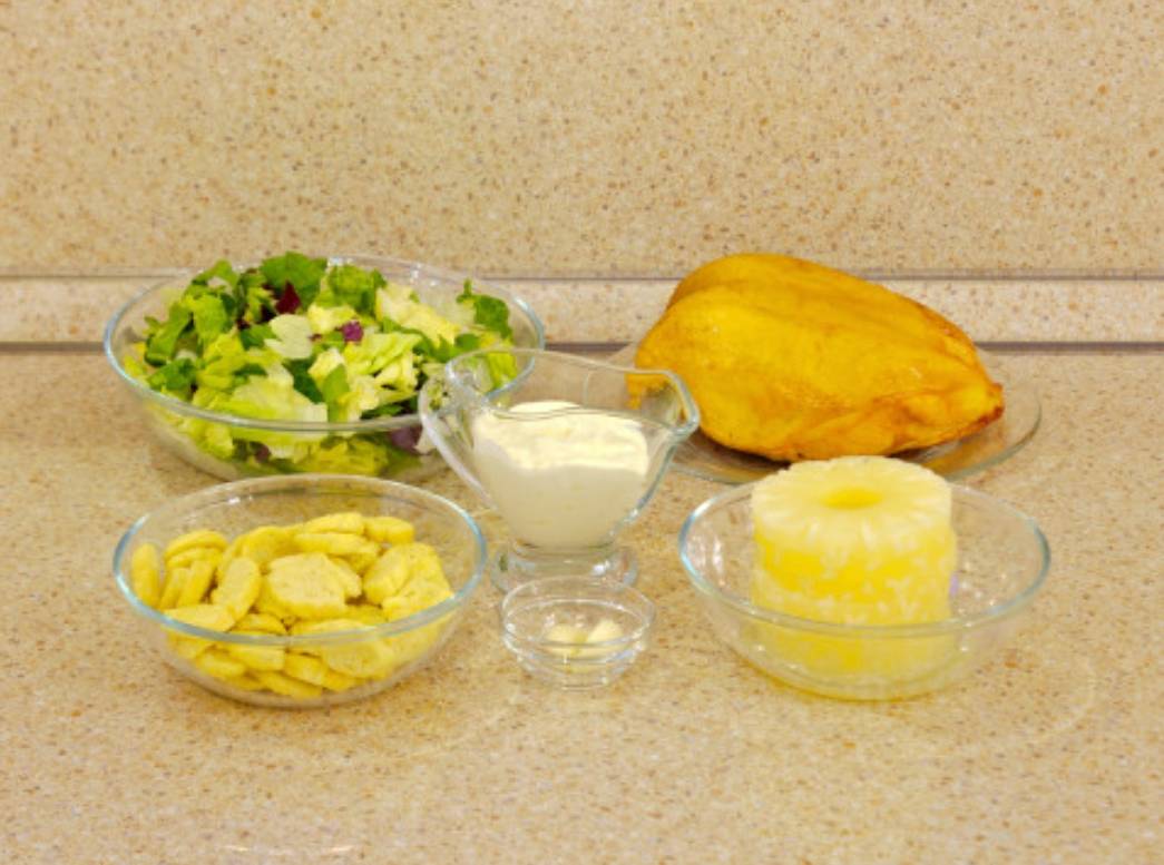 Салат «Елена» с курицей и ананасами