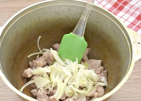Макароны с гуляшом из свинины