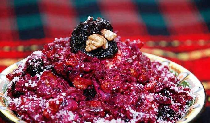 Салат из свеклы с чесноком и черносливом