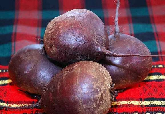 Салат из свеклы с чесноком и черносливом