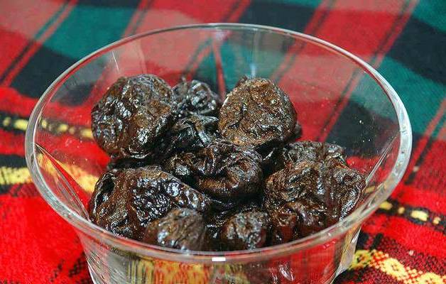 Салат из свеклы с чесноком и черносливом