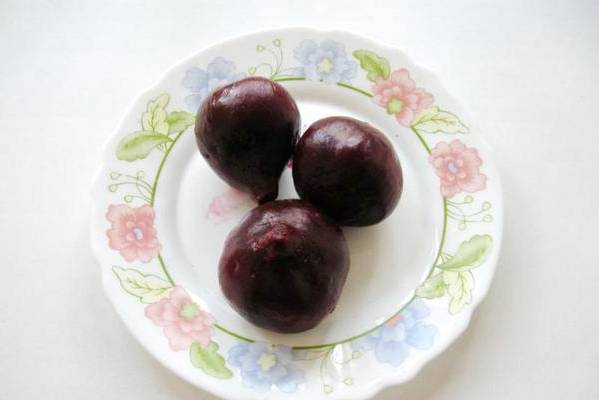 Салат из свеклы с солеными огурцами и чесноком