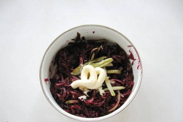 Салат из свеклы с солеными огурцами и чесноком