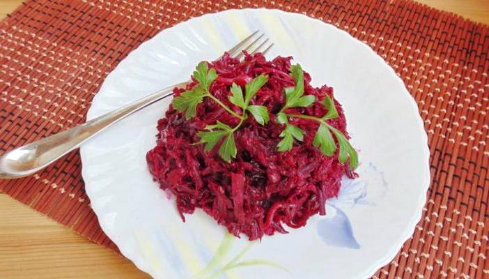 Салат из свеклы с солеными огурцами и чесноком