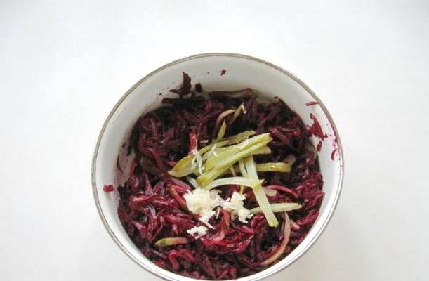 Салат из свеклы с солеными огурцами и чесноком