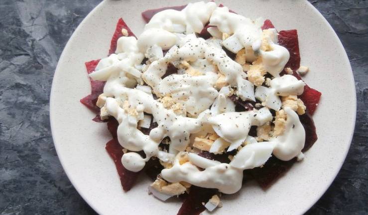 Салат из вареной свеклы с яйцом и сыром