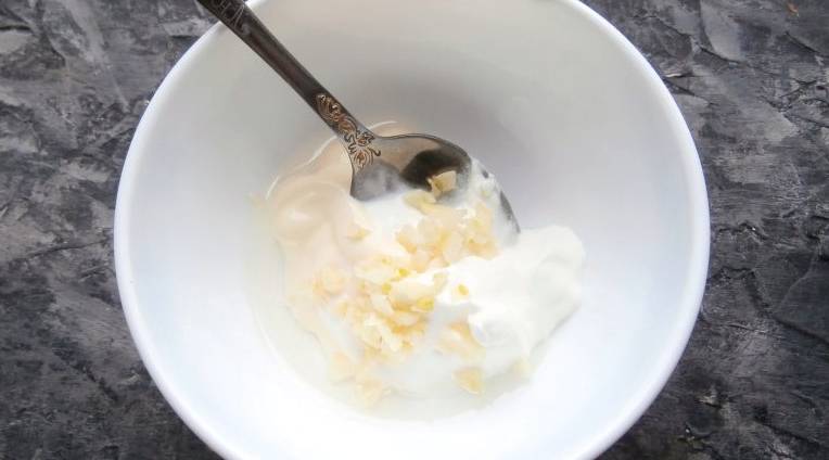 Салат из вареной свеклы с яйцом и сыром