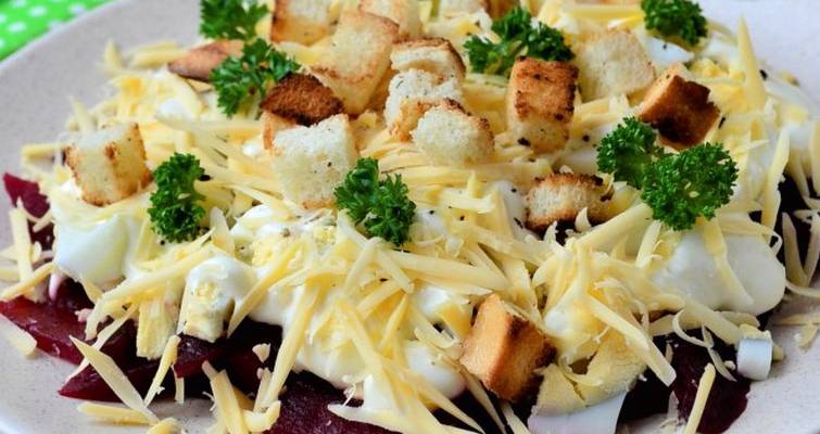 Салат из вареной свеклы с яйцом и сыром