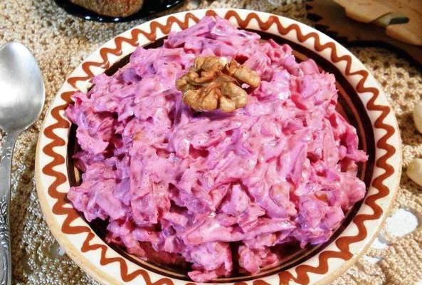 Салат из вареной свеклы с чесноком и грецкими орехами