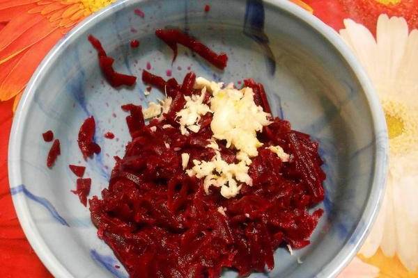 Салат из вареной свеклы с чесноком и грецкими орехами