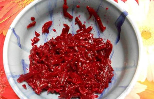 Салат из вареной свеклы с чесноком и грецкими орехами